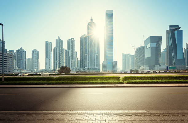 vista de los edificios de la ciudad de dubai, emiratos árabes unidos - urban road fotografías e imágenes de stock