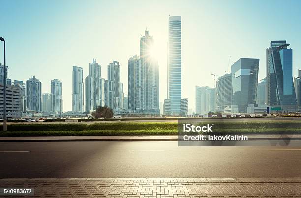 Photo libre de droit de Panorama Urbain De Dubaï Émirats Arabes Unis banque d'images et plus d'images libres de droit de Rue - Rue, Ville - Milieu urbain, Route