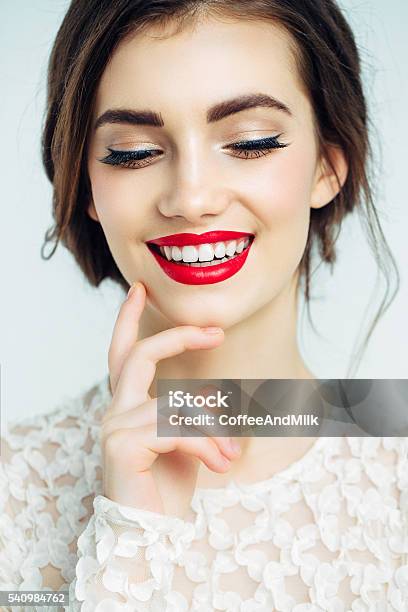 Foto De Estudio Del Joven Hermosa Mujer Foto de stock y más banco de imágenes de Labios - Boca humana - Labios - Boca humana, Mujeres, Belleza