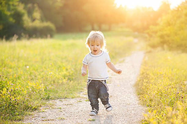 menino feliz correr fora - healthy lifestyle nature sports shoe childhood imagens e fotografias de stock