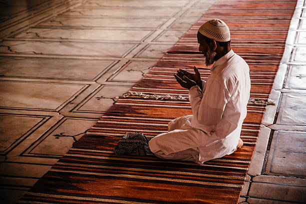 beten mann in jama masjid moschee - praying men god kneeling stock-fotos und bilder
