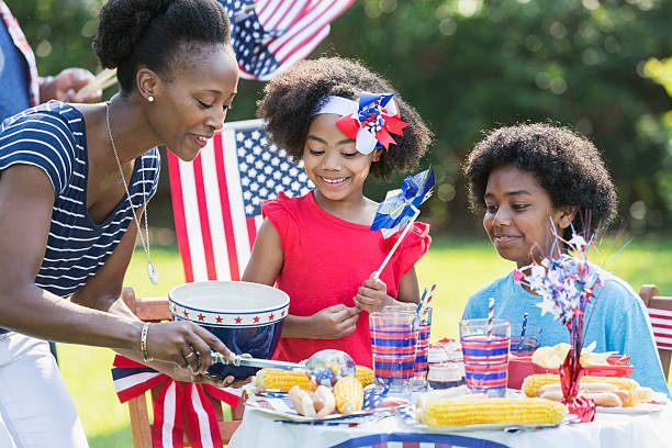 madre y niños celebra el 4 de julio - us memorial day flag hot dog usa fotografías e imágenes de stock