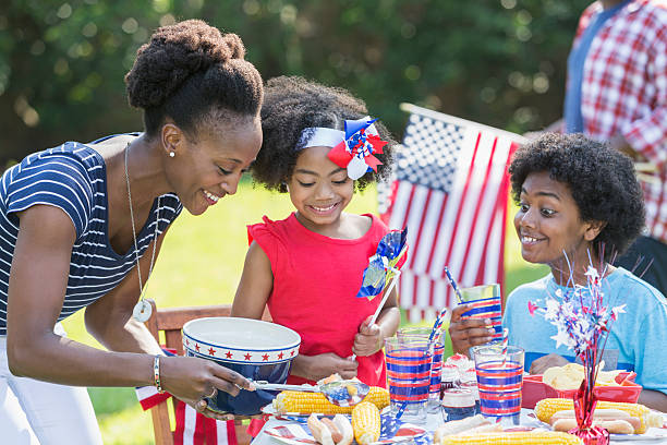 구슬눈꼬리 및 어린이 메뉴로 독립기념일을 맞이하십시오 - us memorial day flag hot dog usa 뉴스 사진 이미지