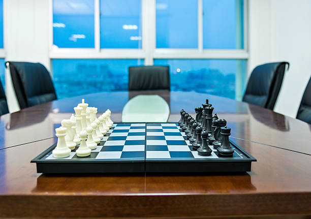 бизнес-стратегии - chess strategy business board room стоковые фото и изображения