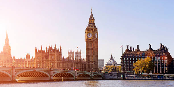 big ben a 12 ore a londra - portcullis house foto e immagini stock