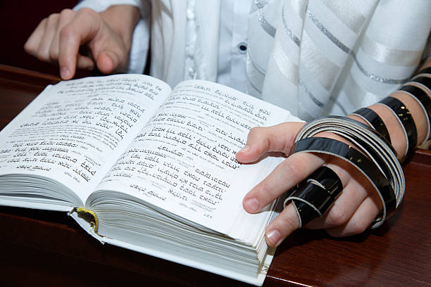 bar mitzvah-ebrei provenienti del rituale di età - hebrew script judaism jewish ethnicity book foto e immagini stock