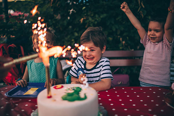 candele sulla torta di compleanno - kids birthday party foto e immagini stock