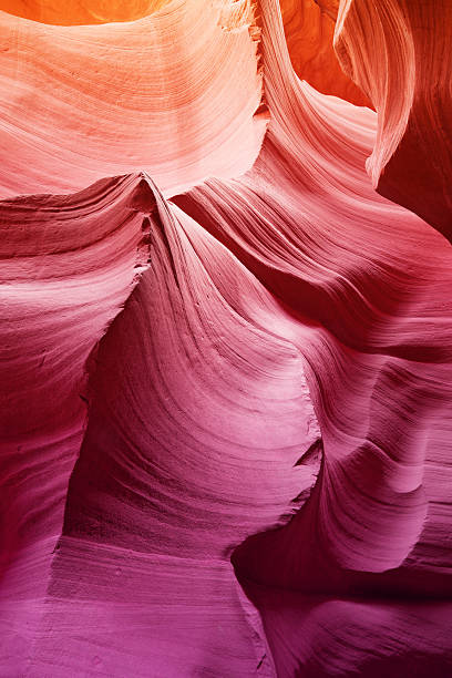 increíbles tonos de color dentro del cañón de la ranura de antílope - cave canyon rock eroded fotografías e imágenes de stock