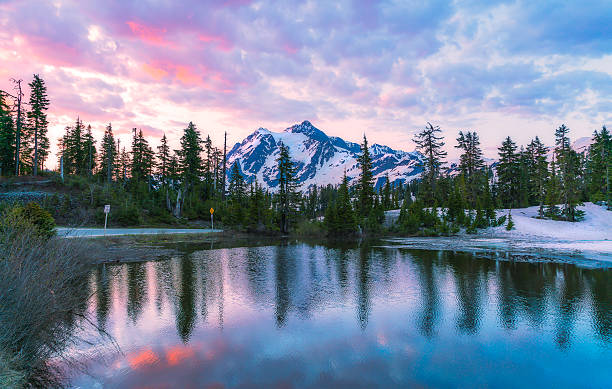 mt. shucksan com reflexão sobre o lago quando nascer do sol. - montanha shuksan - fotografias e filmes do acervo