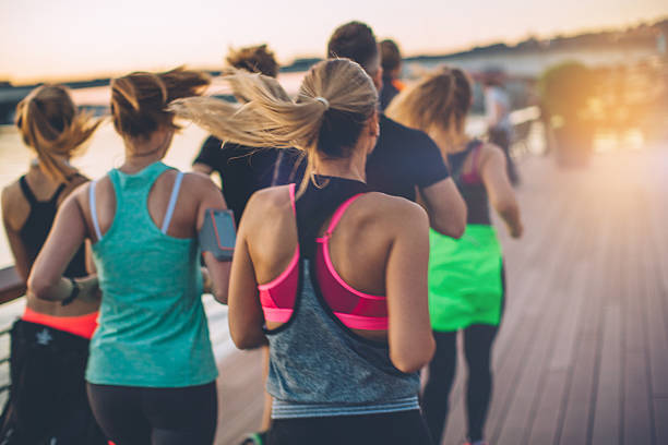 l'énergie est contagieuse. - marathon running jogging group of people photos et images de collection