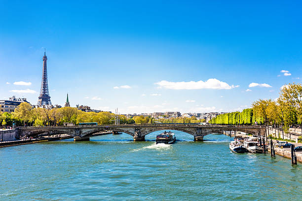 fiume senna e alla torre eiffel a parigi, francia - eiffel tower paris france famous place france foto e immagini stock