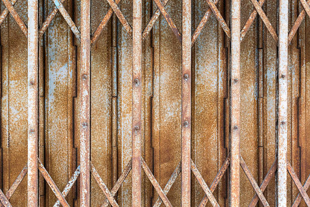 porta de aço do obturador dobrável - shutter unhygienic ancient old - fotografias e filmes do acervo