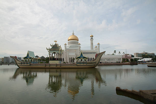 istock Sultan Omar Ali Saifuddin Mosque in Bandar Seri Begawan - 541131580