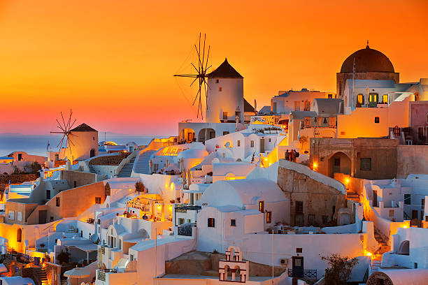 oia al atardecer - santorini fotografías e imágenes de stock