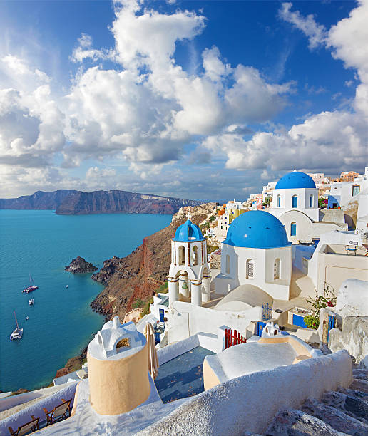 santorin - kirchen in oia über der caldera - travel locations cyclades islands santorini vertical stock-fotos und bilder