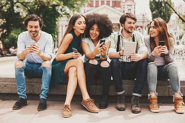 istock Social networking concept with young people in the city 541133544