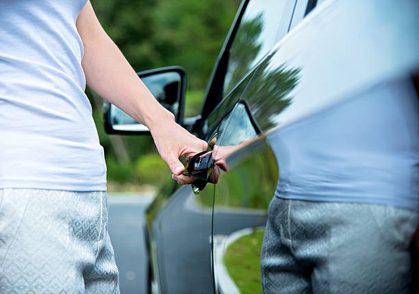 mujer de la mano abierta de puerta de coche - car car door door handle fotografías e imágenes de stock