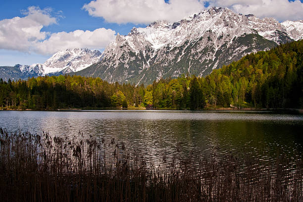 lago lautersee e catena montuosa innevata del karwendel in baviera - lautersee lake foto e immagini stock