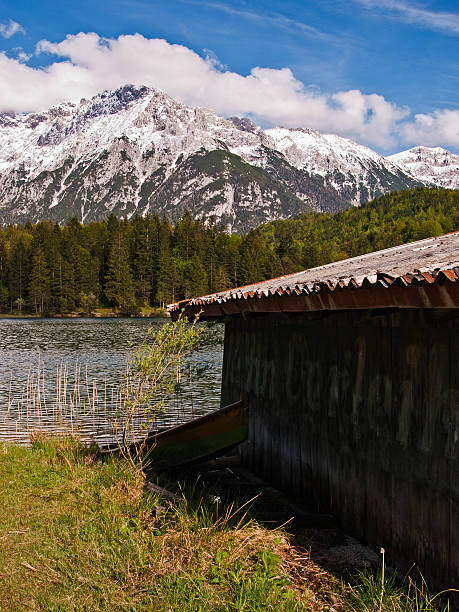 capannone e barca sul lago nella catena montuosa di karwendel - lautersee lake foto e immagini stock