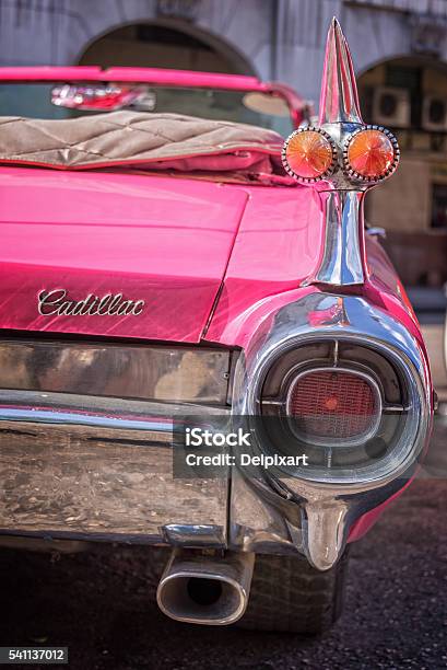 Detail Mobil Cadillac Klasik Amerika Merah Muda Di Havana Foto Stok - Unduh Gambar Sekarang