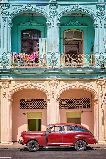 clásico vendimia coche y coloful edificios coloniales en la habana vieja - sky sea town looking at view fotografías e imágenes de stock