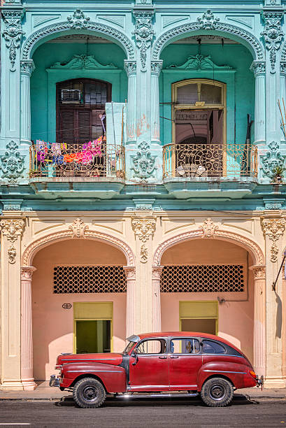 классический винтажный автомобиль и coloful колониальных зданий в старой гаване - havana стоковые фото и изображения