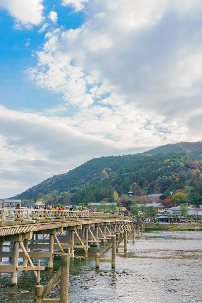 quioto, japão-de 3 de dezembro de 2015 : togetsukyo ponte arashiyama - togetsu kyo bridge - fotografias e filmes do acervo