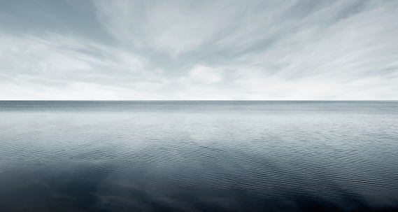 Hermoso nivel del mar con cielo oscuro de fantasía photo