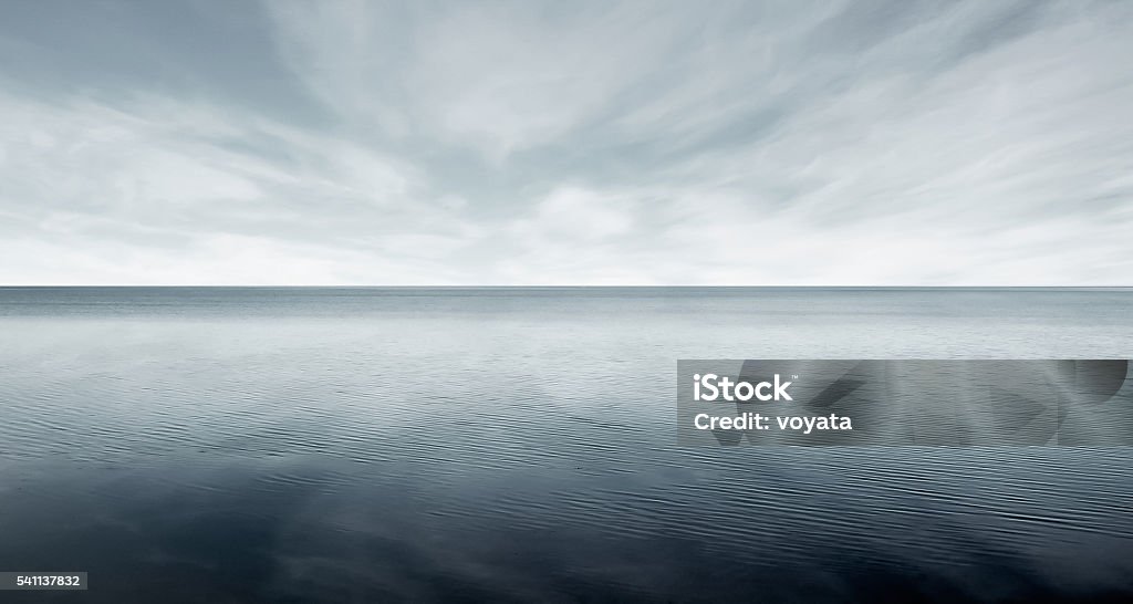 Beau niveau de la mer avec un ciel sombre fantastique - Photo de Mer libre de droits