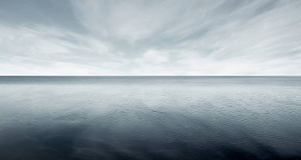 bellissimo livello del mare con cielo scuro fantasy - seascape foto e immagini stock