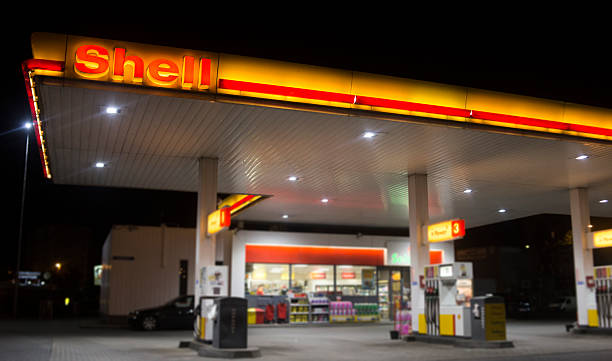 shell stacja benzynowa - gas station service red yellow zdjęcia i obrazy z banku zdjęć