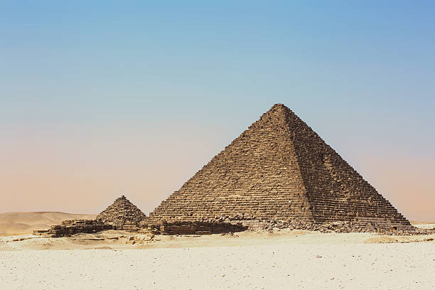 ピラミッド メンカウレ エジプト - egypt pyramid africa old ストックフォトと画像