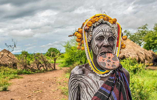 mujer africana desde la tribu mursi, valle del omo, etiopía  - village africa ethiopian culture ethiopia fotografías e imágenes de stock