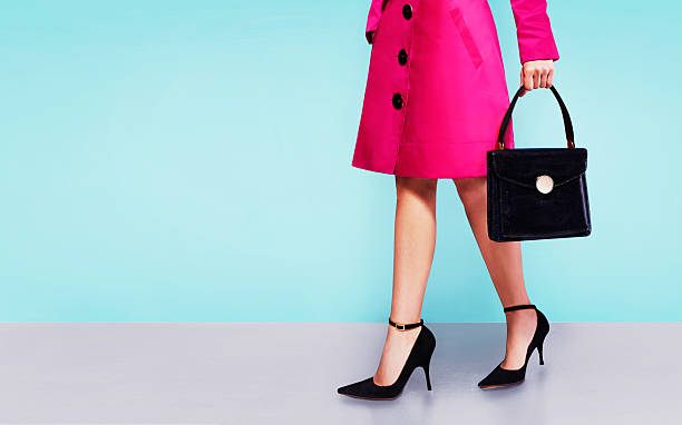 donna cappotto rosa con borsa in pelle nera con scarpe con tacco. - women shoe fashion dress foto e immagini stock