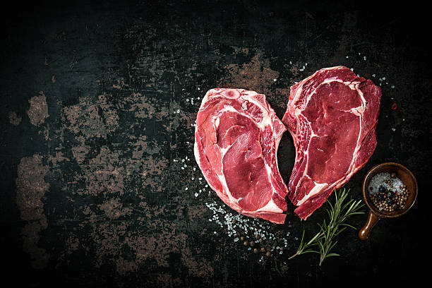 a forma di cuore di vitello bistecche di carne crude fresca - butcher meat butchers shop steak foto e immagini stock