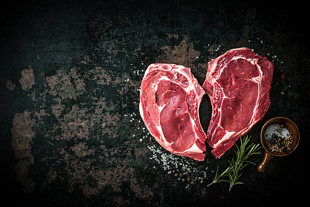 форма сердца необработанные свежего мяса в маринаде из телятины - butcher meat butchers shop steak стоковые фото и изображения