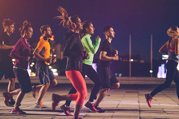 urban les coureurs - marathon running jogging group of people photos et images de collection