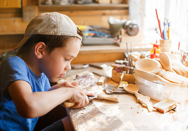 ragazzo che impara l'intaglio del legno - carpentry workshop work tool craft foto e immagini stock