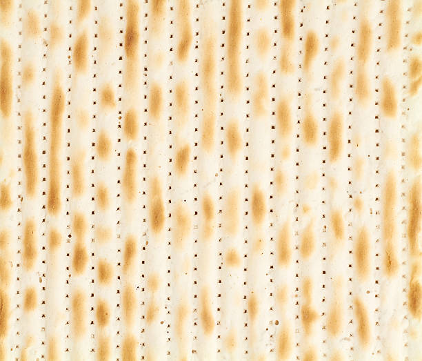 fragment de pain plat matza fabriqué à la machine - matzo photos et images de collection