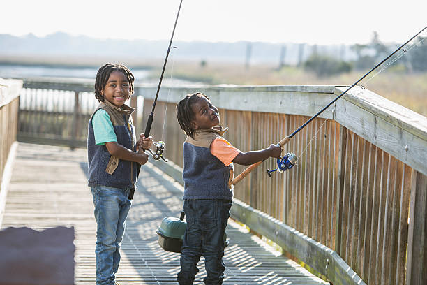 zwei kleine afrikanische amerikanische jungen gehen angeln - african ethnicity brother ethnic little boys stock-fotos und bilder