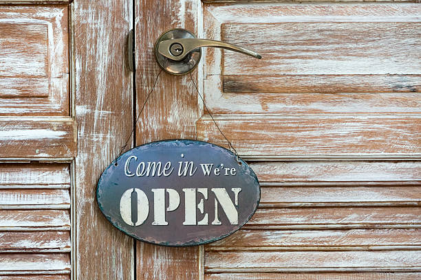 porta in legno  - hotel greeting welcome sign service foto e immagini stock