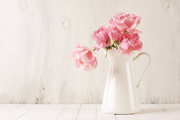 rosas cor-de-rosa na jarra - roses in a vase - fotografias e filmes do acervo