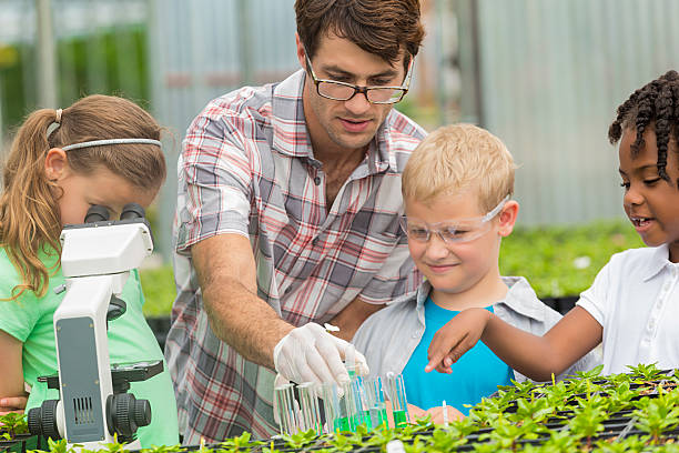 elementare studenti lavorano insieme con il loro insegnante di scienza - teaching field trip classroom child foto e immagini stock