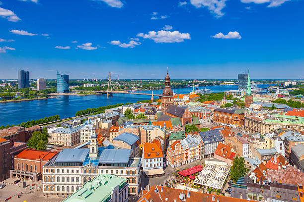 vista dalla chiesa di san pietro sulla vecchia riga, in lettonia. - daugava river foto e immagini stock