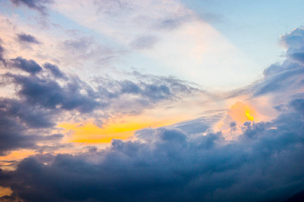 雲の中の黄金の太陽のライン. - sunspot ストックフォトと画像