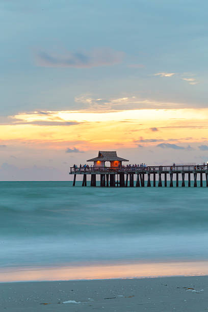 미국 플로리다 주 나폴리의 자연 그대로의 목가적인 해변 - florida naples florida pier beach 뉴스 사진 이미지