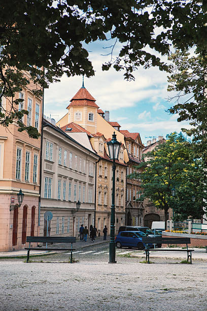 プラハのスタイリッシュな長屋が並んでいる通りの角。 - prague old door house ストックフォトと画像