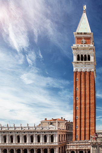 San Marco Campanile y Biblioteca Nazionale Marciana en Venecia photo