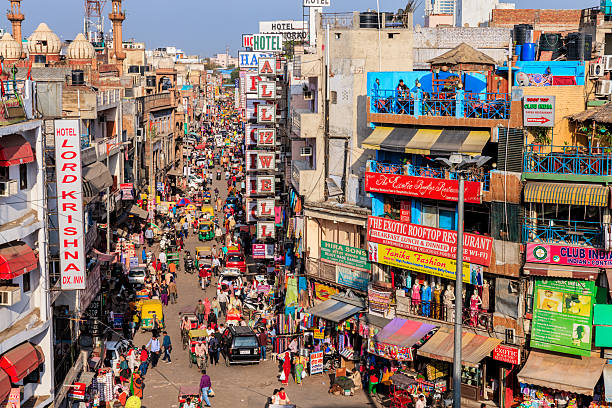 vie en ville-bazar principal de paharganj, new delhi, inde - new delhi photos et images de collection