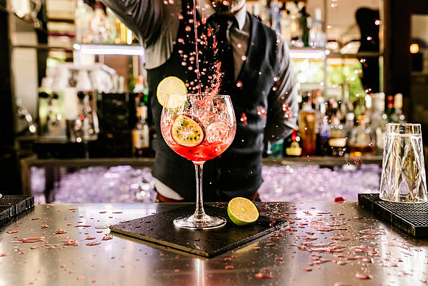 barman is making cocktail at night club. - kokteyl stok fotoğraflar ve resimler